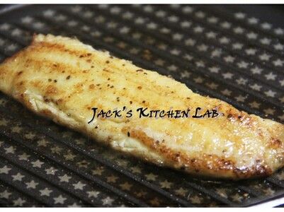 加入適量奶油，加熱至融化，再將鯛魚放入鍋中並佐以中火嫩煎，待魚肉表面開始上色後，轉為小火煎至淡淡金黃色增添口感。

取出魚肉後，用餐巾紙吸取表面過多的油。