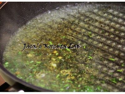 原鍋再加入些許奶油後，放入檸檬汁、巴西里、紅蔥頭﹝今天廚房剛好沒有紅蔥頭，只好先以蒜頭代替﹞與些許白酒嗆鍋，再以鹽巴、黑楜椒調味。