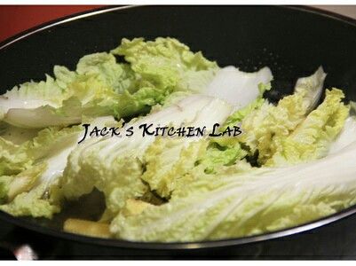 取另一鍋將配菜稍為川燙。

將醬汁煮至濃稠後，加入配菜：蔬菜、玉米筍快炒，吸收奶油醬汁的濃郁香氣。