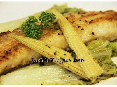 將蔬菜擺盤後，依序加上魚排與玉米筍，最後淋上醬汁就可以上菜，享受這道家常簡單的法式料理。