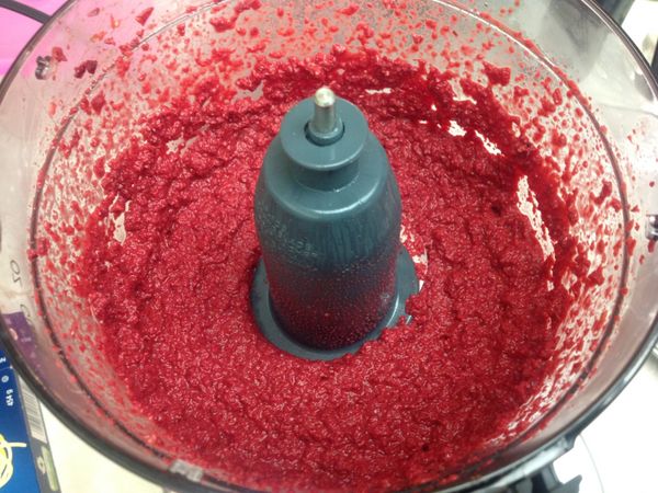 加入一些煮甜菜根的水,讓整體成糊狀,像義大利麵醬的濃稠度即可