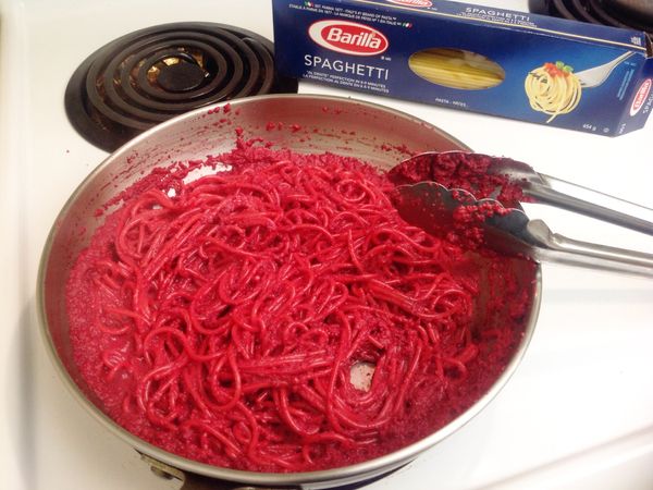 將甜菜根醬倒入大鍋,將麵瀝乾水分倒入鍋中和醬汁拌勻,此時若太乾,可以將預留的煮麵水加入一些,水的多寡請依個人喜好的濕潤度來調整.盛盤後,上面撒上帕馬森起司粉就可以享用啦!