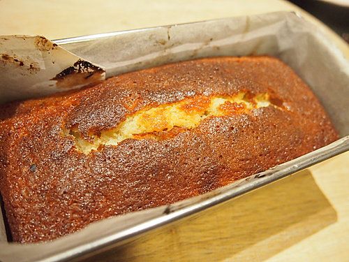 倒入蛋糕模
放入已預熱　170ºc焗爐內焗25分鐘，取出，以小刀在蛋糕面劃一線．
再放回焗爐多焗25分鐘，即成．