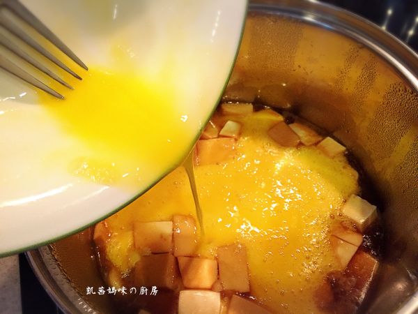 雞蛋打散、蛋液倒入鍋。