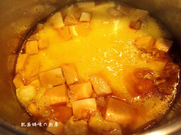 中小火煎煮雞蛋，至熟。