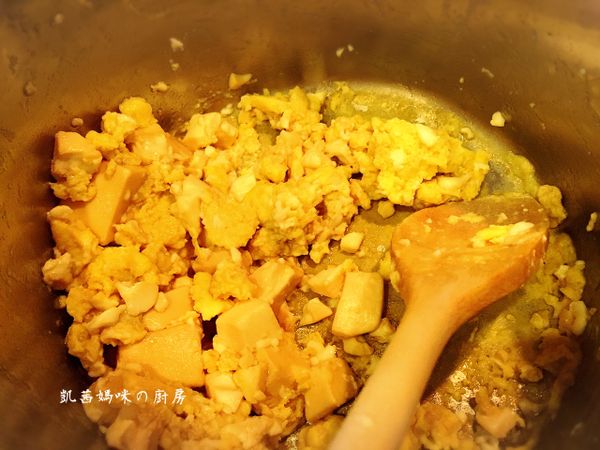 以鍋鏟稍稍翻攪一下，確認蛋已全熟。