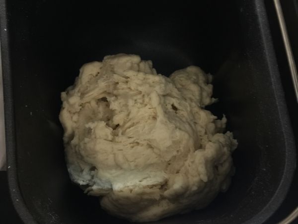 除酵母、鹽之外的乾料倒入攪拌缸，加入蛋液、牛奶，攪拌成團後，靜置15分。