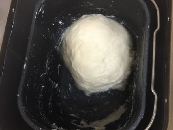 把酵母與水80ml攪拌均勻後，倒入缸內，留20ml的水視麵糰情況加入。
待麵糰成光滑不黏缸後，加入奶油、鹽，繼續攪拌奶油全吸收且不黏缸，進入基礎發酵40分後，翻麵再發酵20分。