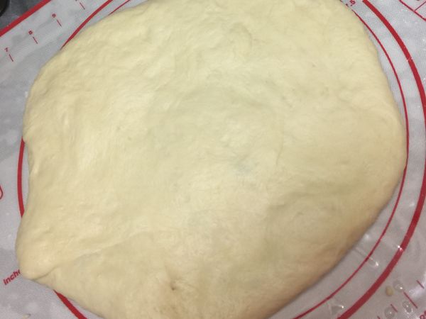 取出麵糰，拍成一大圓，平鋪莓果與乳酪丁，用折疊方式包起來