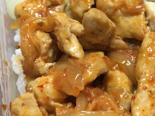 🐔:雞胸肉切雞丁（或適口大小），用醬油跟太白粉醃，混合均勻後就先靜置