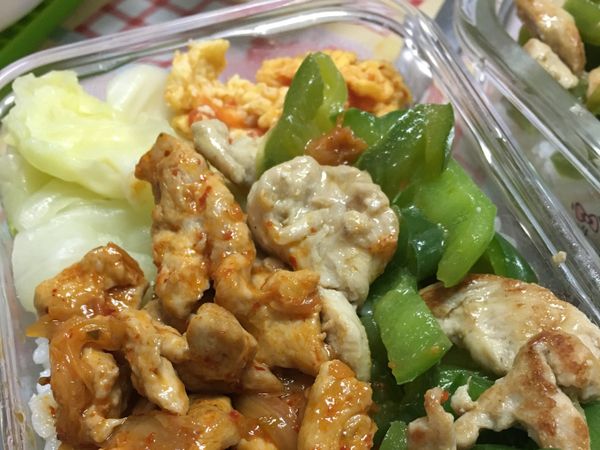 ✨裝盤～～又完成一道愛妻料理了！
🙌🏻配菜好朋友為：高麗菜，番茄炒蛋，青椒炒雞肉