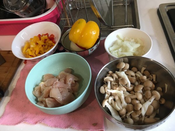 準備上面材料 彩椒半顆切丁 洋蔥切丁