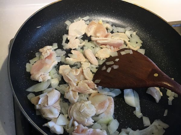 洋蔥爆香 加入雞胸肉