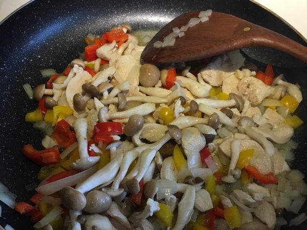 加入鴻禧菇 彩椒 味霖一些 胡椒鹽少量