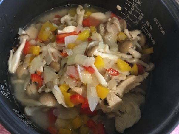 炒好雞肉彩椒（不用到全熟）加入米 準備炊飯⋯⋯水我用1.2有點多 因為食材有出水 醬油我是這時候加入2⃣️湯匙的