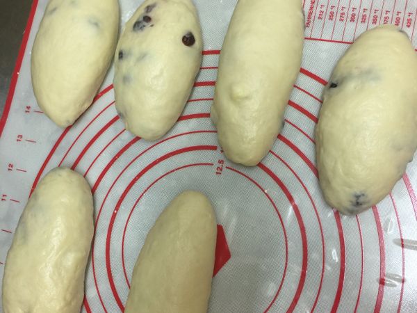 拍平麵糰，不用把氣全排除，再用折疊方式整成橄欖型，進行最後發酵40-50分，成2倍大。
烤箱記得先預熱200/180度