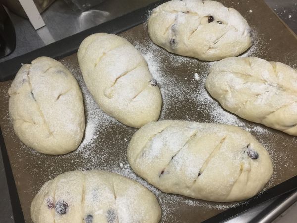 進烤箱前，先灑上高粉，並用刀子割出想要的形狀，再放入烤箱下層200/180烤20-25分