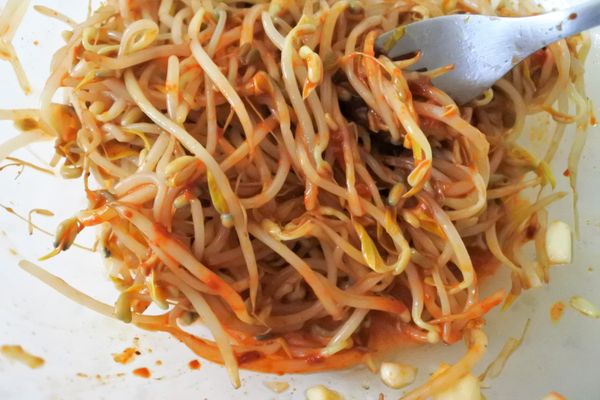 將綠豆芽瀝乾水份倒入攪拌均勻