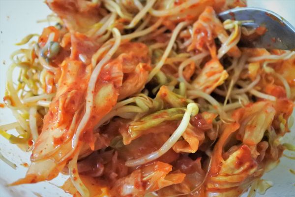 最後加入韓式泡菜一起攪拌