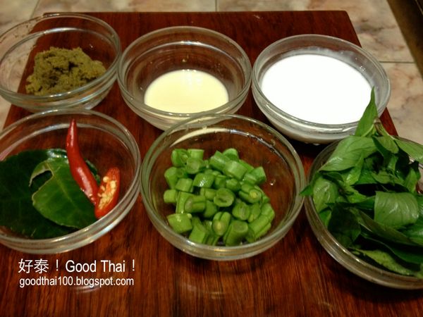 雞胸肉切皮洗淨切薄斜片，玉米筍切斜段，蘑菇切半，茄子切成4塊，辣椒切斜片，檸檬葉3葉切細絲。