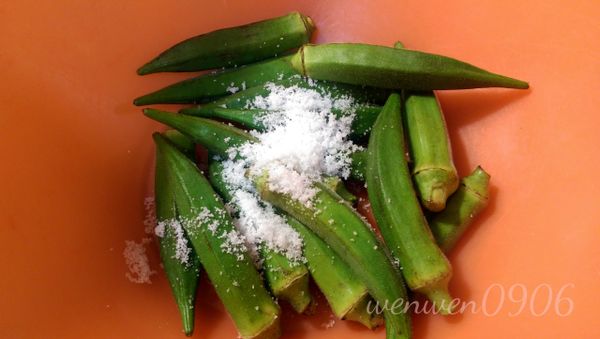 秋葵加鹽巴把絨毛去除