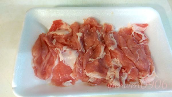 用鹽巴.白胡椒適量抓醃一下