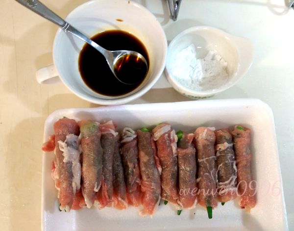 準備調味料A,開始包秋葵豬肉捲(太白粉封口)