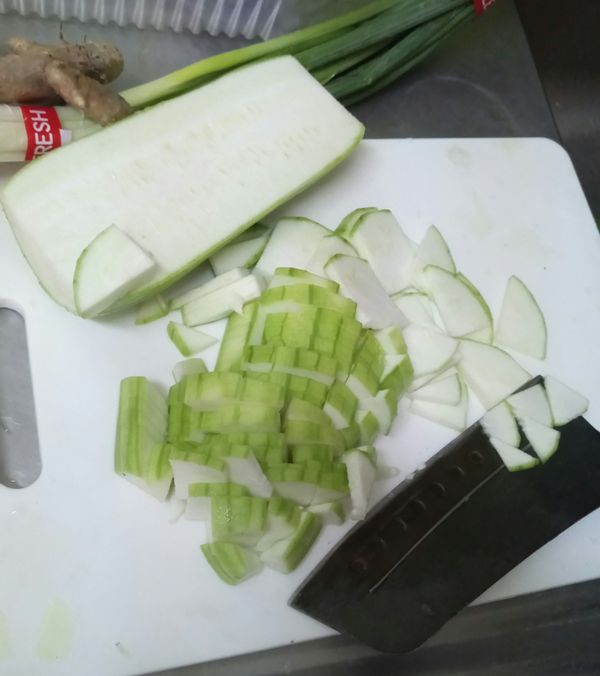絲瓜先切薄切小塊，備用。