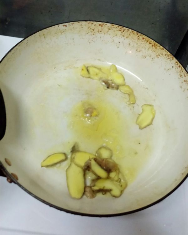 先熱鍋，薑母爆香，薑母要炒到焦。