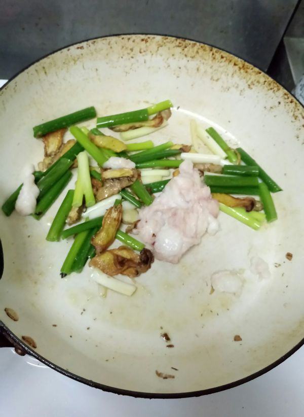 蔥切段，再下鍋炒。