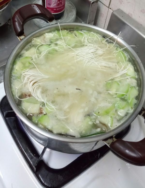 等水滾後，再把麵線丟進去煮。