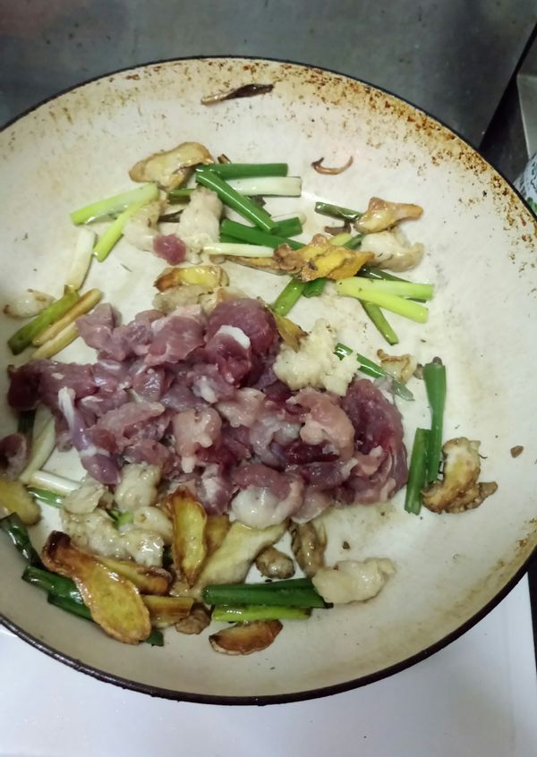 先炒肥肉，再炒瘦肉。