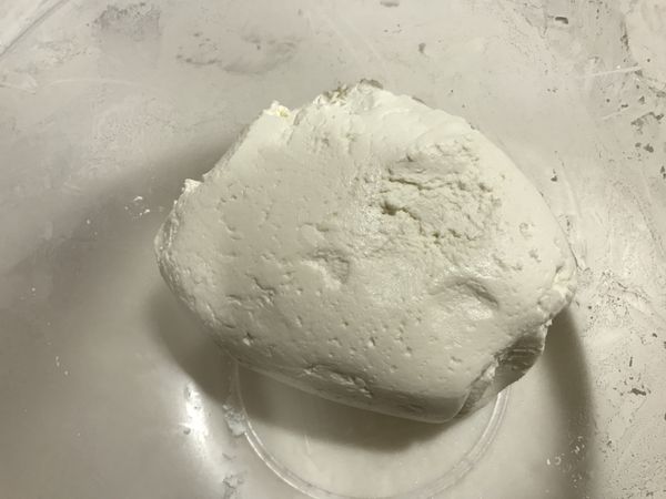 將白玉粉和嫩豆腐慢慢揉勻直到粉末不見 ，如果太乾的話可以加一點水進去