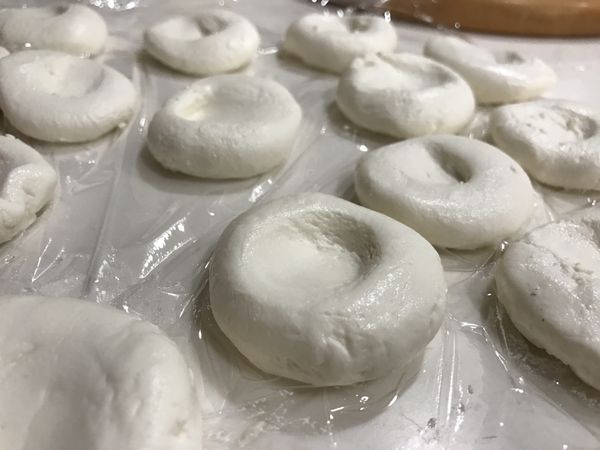 取適當大小揉出一顆顆糰子壓平後中間再用大拇指壓出一個凹槽，等一下淋上黑糖蜜時可以擷取到較多醬汁
