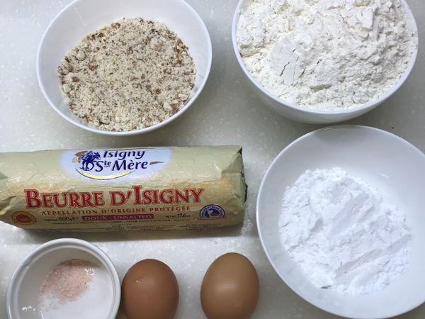 事先備好食材！
奶油、雞蛋必須提早拿出來退冰、使其回復到室溫狀態！