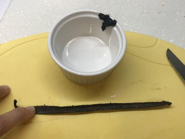 使用香草籽，將其對半切開，以刀背刮下取出香草籽。