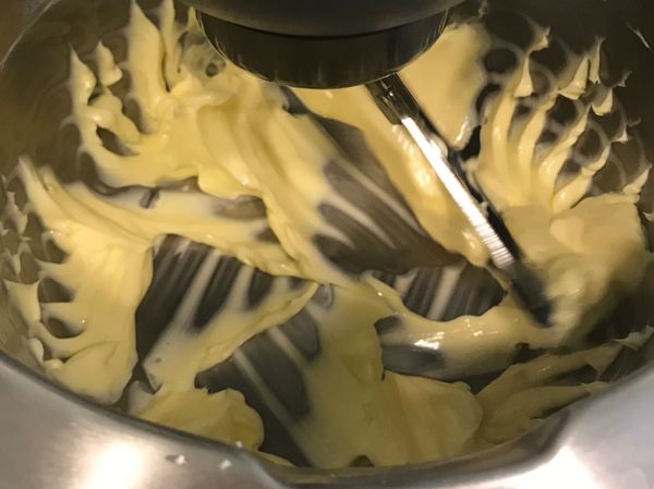 將回復室溫、已軟化了的奶油，低速、平均鋪滿在攪拌盆裡。