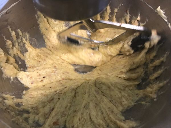 持續以低速攪拌均勻呈現稠狀