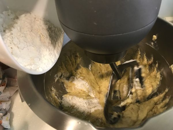再加入中筋麵粉，分三到四次加入，持續以低速攪拌。