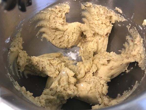 不用過度攪拌，攪拌均勻成團狀即可。