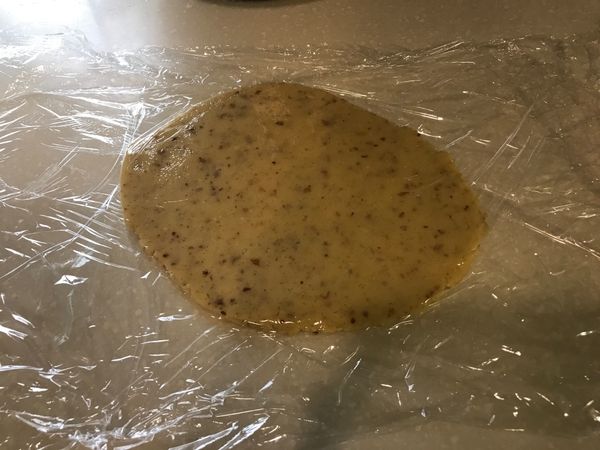 平鋪保鮮膜、放上麵團，於其上再鋪上一層保鮮膜，以桿麵棍壓平，厚度可依個人喜好調整。然後冰入冷凍1-2小時，可拿出餅乾模壓出一塊塊餅乾。