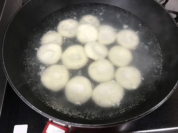 放進熱水裡煮到浮出水面上再稍微滾一下即可