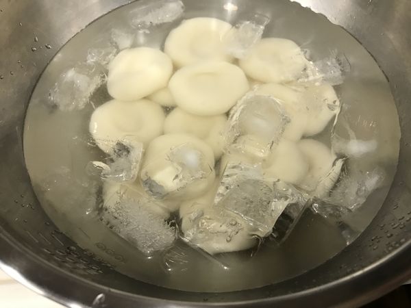 將白玉糰子撈起來放入冰水裡冰鎮一下