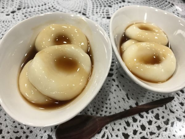 將黑糖加入水中煮滾攪拌均勻後再加入蜂蜜用小火煮2~3分鐘，放冷後即可淋在冰白玉上一起享用了，黑糖蜜冰鎮後會更稠密美味喔