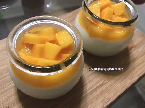 食用前在將芒果部分打成泥放在奶酪上，在放上切丁的芒果丁即可食用囉！