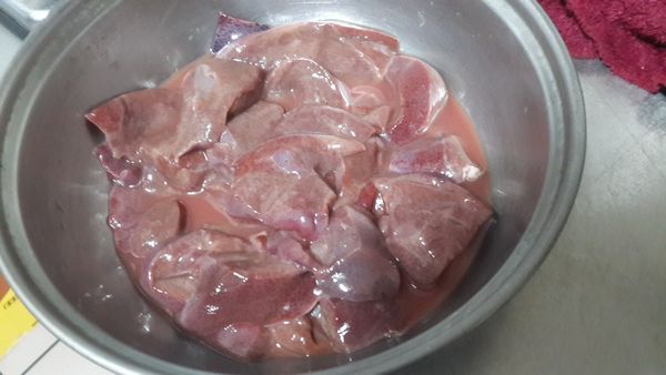 將買回來的豬肝沖水洗淨血水,切片(約0.5公分)倒入米酒抓一下去腥