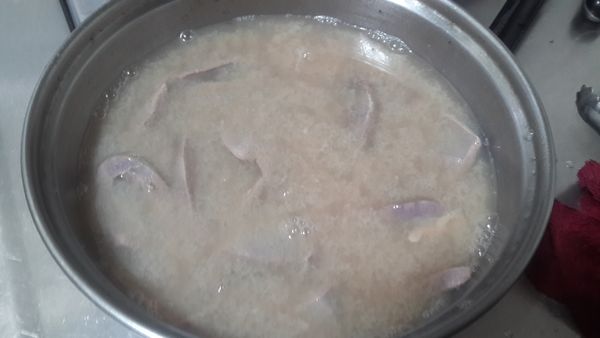 第一次~取一杯滾水(約500cc)沖入豬肝片用筷子攪拌,水變混濁將豬肝片瀝起