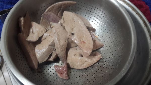 第二次~再取一杯滾水沖入豬肝片稍微攪拌浸泡2~3分,將豬肝片瀝乾(還會冒出少許血水)