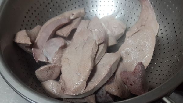 第3次~又再取一杯滾水沖入豬肝片微攪拌浸泡3分,將豬肝片瀝乾