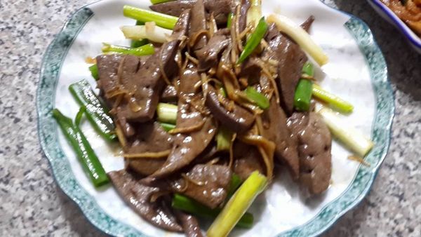 豬肝片,老薑麻油倒入,蠔油,砂糖,葱末攪拌均勻即可
(放置約15至20分較入味)